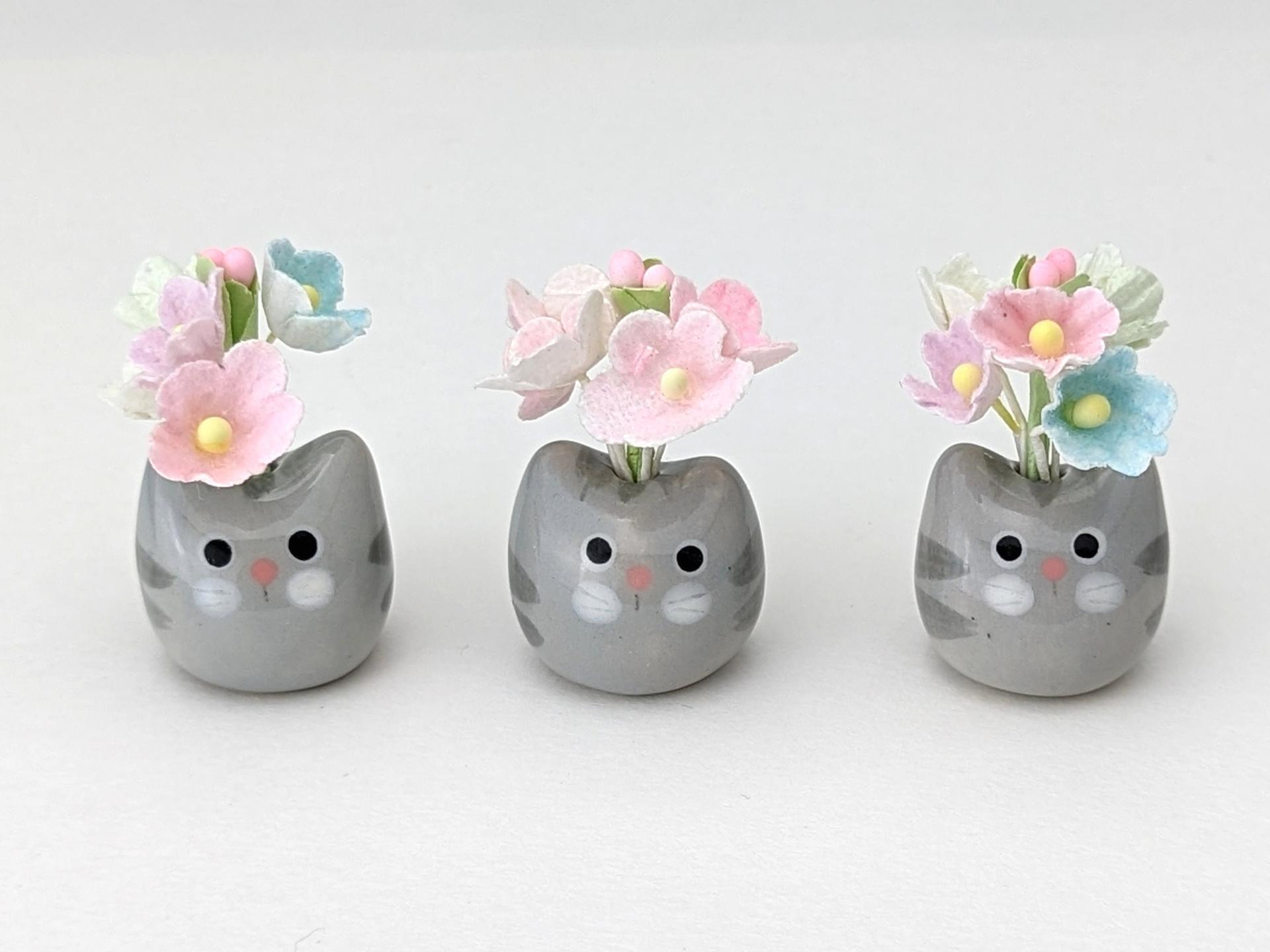 Cute handmade ceramic cat vase. Tiny kitty vase. Adorable cat figurine. Cat lover gift. Small-batch ceramics. Hand-painted pottery.