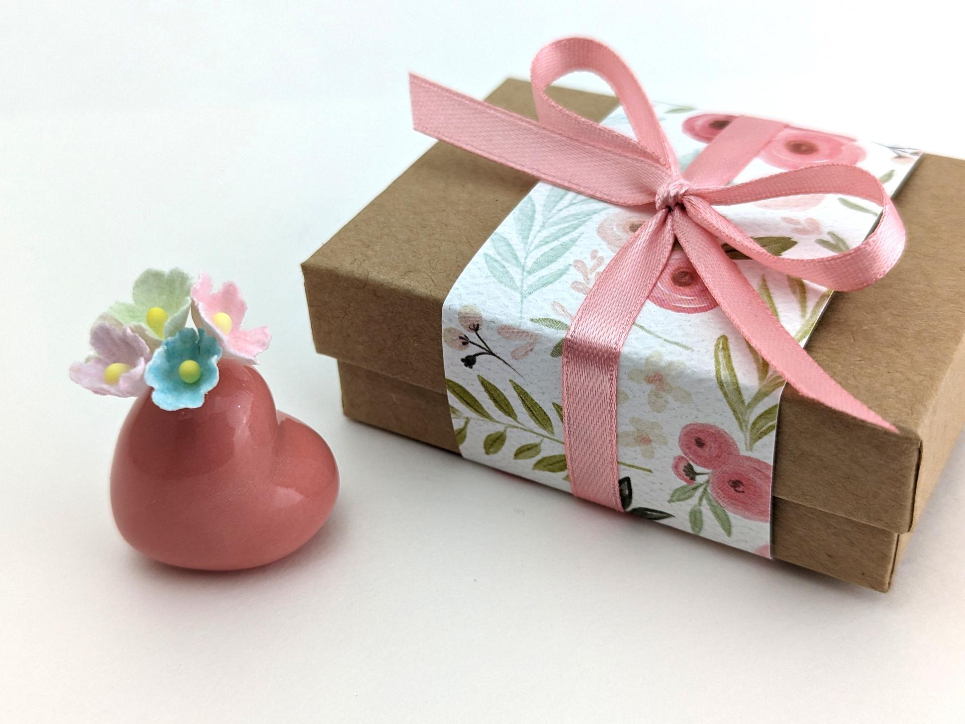 Cute handmade ceramic cat vase. Tiny kitty vase. Adorable cat figurine. Cat lover gift. Small-batch ceramics. Hand-painted pottery.